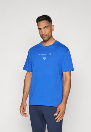 Blå kortærmet T-shirt lavet af bomuld, med teksten "PARIS 56" og et logo i hvid. Enkel design med rund halsudskæring.