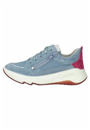 Jasnoniebieski sneaker z zamszowym wykończeniem, kontrastującym różowym akcentem przy pięcie, zamkiem błyskawicznym z boku oraz białą podeszwą środkową i brązową gumową podeszwą.