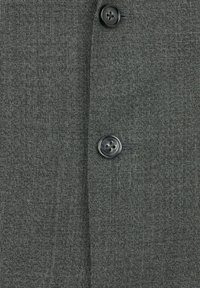 Kohlegrauer Knopfstoff mit strukturierter Oberfläche. Verfügt über einen schwarzen Kunststoffknopf mit vier Löchern und ein sauberes, maßgeschneidertes Design.