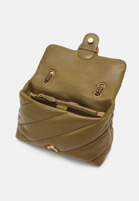 Borsa in pelle verde oliva con design trapuntato, chiusura a scatto e accessori in tono oro. Presenta una tasca interna con zip.