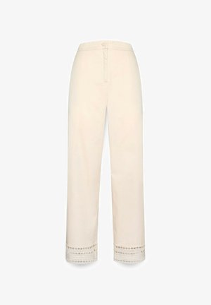 Crèmekleurige wijde broek met knoopsluiting en kanten rand aan de zoom.