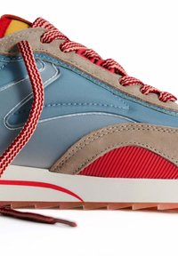 Zapatilla sport con parte superior sintética azul, acentos de ante gris, suela de goma texturizada roja y cordones trenzados en rojo y blanco.