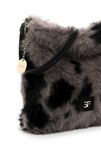 Borsa a spalla in pelliccia sintetica con macchie nere e grigie, tracolla in pelle nera e un'etichetta circolare argentata con la scritta "SURIFREY" incisa.