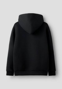 Melnā kapuce ar mīkstu tekstūru, ar lielu kapuci un ribotām aprocēm un apakšmalu. Vienkāršs dizains bez redzamām logotipiem vai rakstiem.