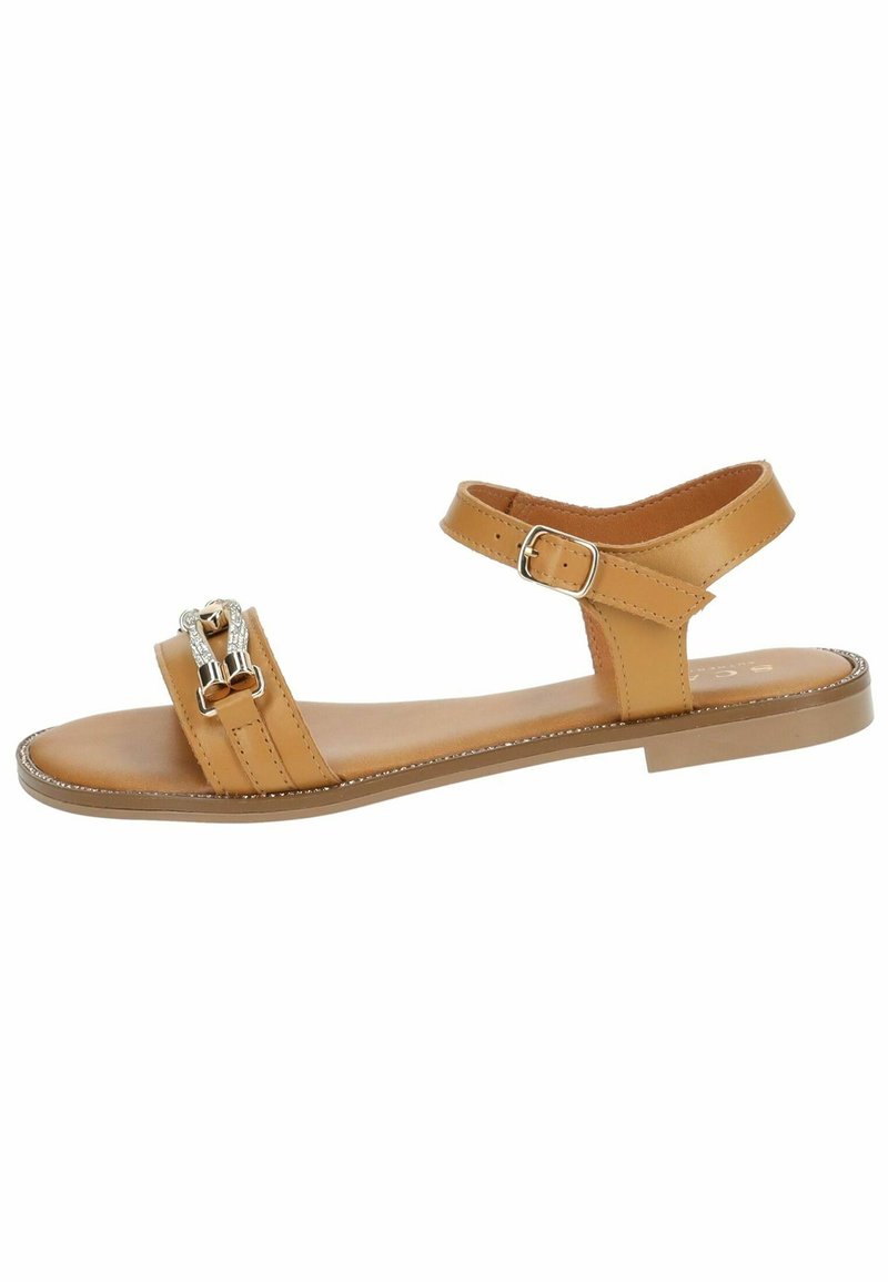 Braune Leder-Sandale mit zwei horizontalen Riemen, verstellbarem Knöchelriemen, silberner Schnalle und flacher Sohle. Glatte Textur mit minimalen Nähten.