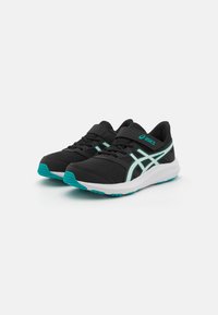 Des chaussures de sport noires avec une tige en mesh, des accents turquoise et une sangle Velcro. Elles disposent d'une semelle rembourrée pour le confort et d'un design léger.
