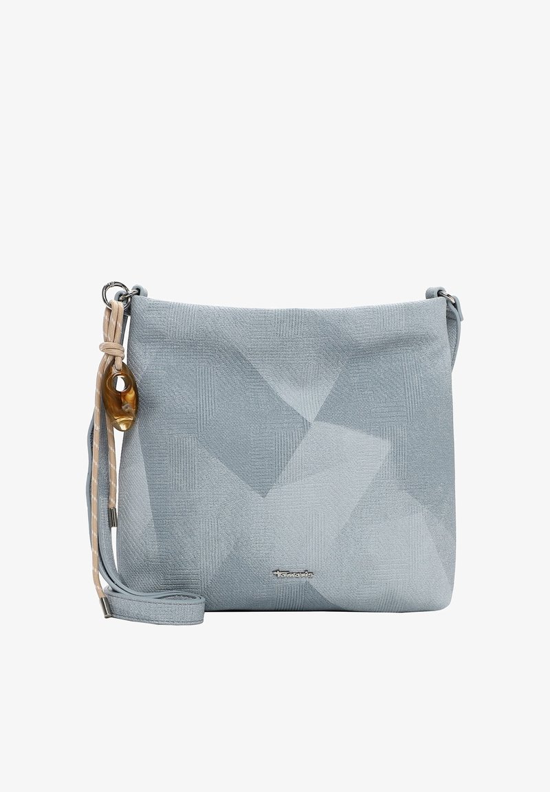 Sac bandoulière bleu clair texturé avec sangle réglable, cordon beige décoratif, breloque boucle ambre et petit logo métallique de la marque.