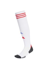 Hvid atletiksok med røde striber øverst, blåt logo og sorte accenter på tåen og hælen, med en glat tekstur.