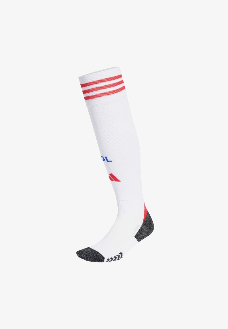 Calza atletica bianca con strisce rosse nella parte superiore, logo blu e dettagli neri sulla punta e sul tallone, caratterizzata da una texture liscia.