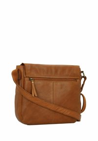 Borsa a tracolla in pelle marrone con chiusura a linguetta, tasca frontale con zip, tracolla regolabile e texture sottile. Presenta linee pulite e hardware minimali.
