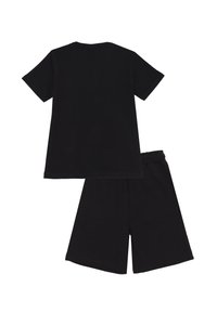 T-shirt in cotone nero con maniche corte e scollatura rotonda, abbinato a shorts neri coordinati con vita elastica e texture liscia.
