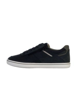 Sneaker nera a taglio basso con suola bianca, zip laterale, chiusura con lacci e accentuazione grigia sul tallone, mostrata dal lato esterno su uno sfondo bianco.