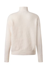 Kremowy sweter z dzianiny z wysokim kołnierzem, prążkowaną fakturą i długimi rękawami. Krój ma luźny, pudełkowy fason.