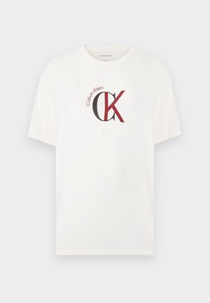 T-shirt blanc à manches courtes avec le logo Calvin Klein "CK" en noir et rouge centré sur la poitrine.