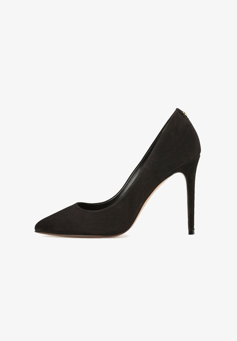 Escarpin à talon haut en daim noir avec un bout pointu, présentant un design élégant, une texture lisse et un talon stilettos fin.