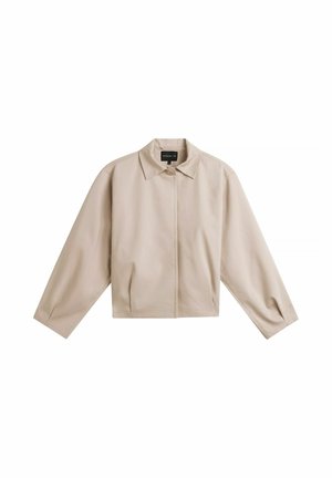 Beige cropped jack met lange mouwen, een puntige kraag, knoopsluiting aan de voorkant en zijzakken op een witte achtergrond.