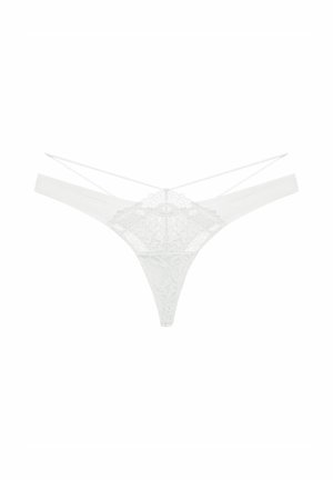 Białe koronkowe stringi z misternymi kwiatowymi wzorami, posiadające cienkie boczne paski i minimalistyczny design. Miękka, delikatna tekstura.