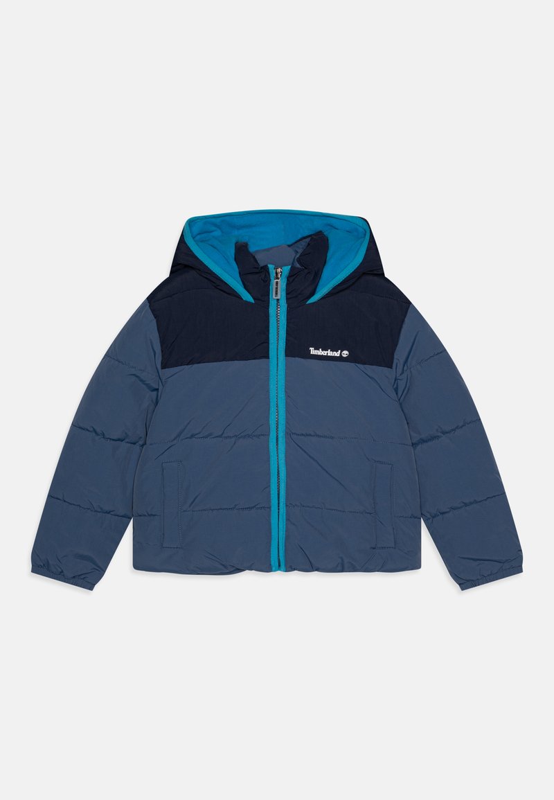 Casaco acolchoado com painéis em azul marinho e cinza, capuz forrado em turquesa, fecho de correr completo e dois bolsos laterais. Logótipo da Timberland no peito.