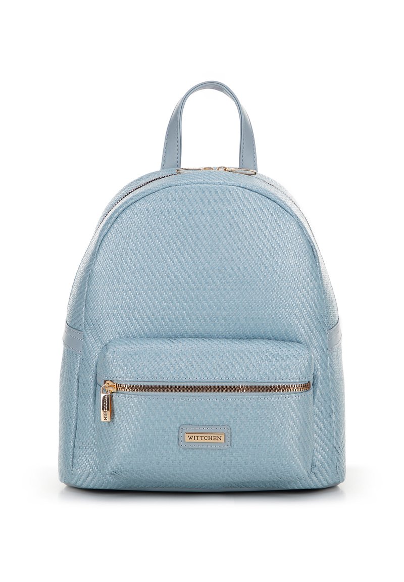 Světlomodrý texturovaný batoh s přední kapsou na zip, zlatým zipem a rukojetí na vrchu, označený "Wittchen" na přední kapse.