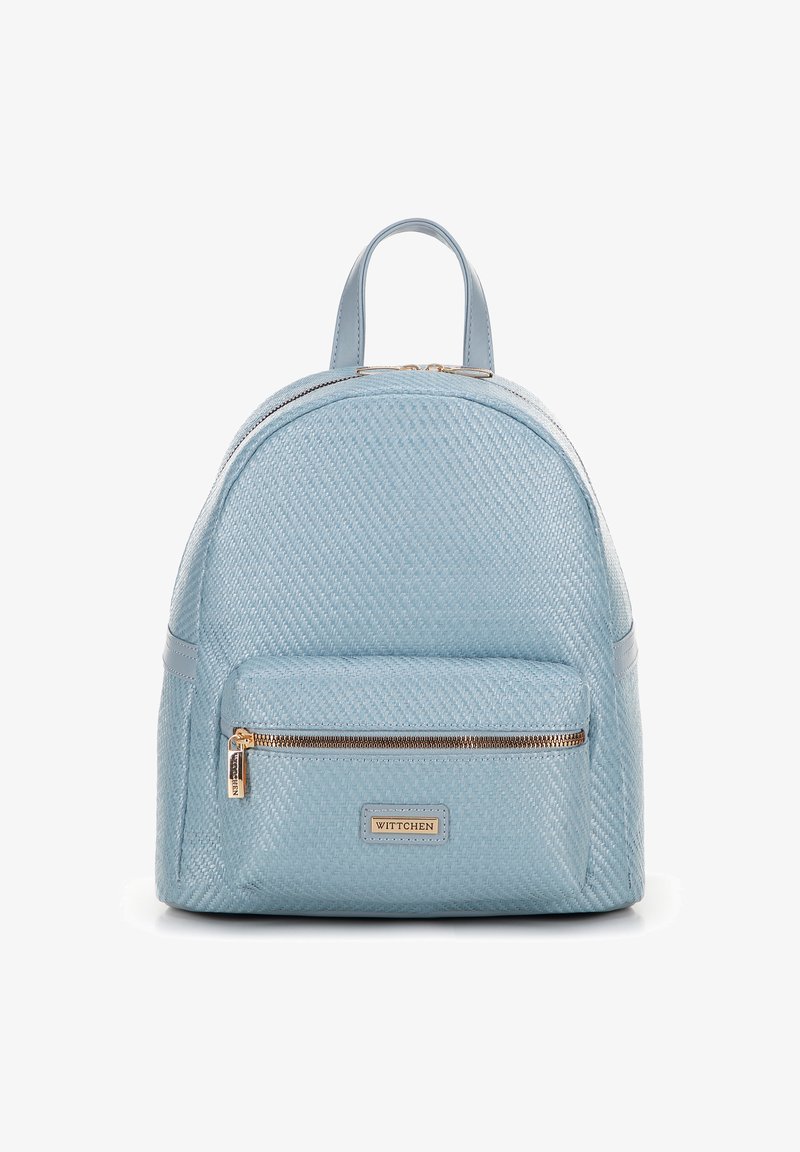 Světlomodrý texturovaný batoh s přední kapsou na zip, zlatým zipem a rukojetí na vrchu, označený "Wittchen" na přední kapse.