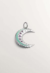Colgante de luna creciente de plata con una banda de esmalte verde menta, piedras preciosas moradas y un borde texturizado con acentos triangulares.