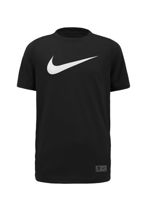 Camiseta negra de manga corta con un gran logo blanco de Nike en forma de 'swoosh' centrado en el pecho y una pequeña etiqueta cerca del dobladillo inferior.