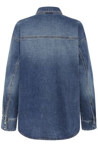 Camicia di denim blu medio con una sfumatura sbiadita. Maniche lunghe, polsini con bottoni e orlo dritto e arrotondato. Design del colletto classico.