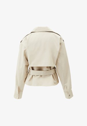 Béžový kratší trenčkot s dlouhými rukávy, širokým límcem, nášivkami na ramenou a opaskem uvázaným v pase, zobrazený zezadu.