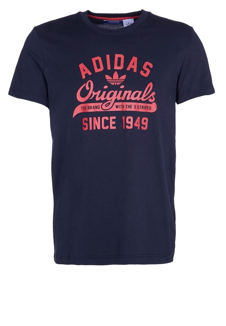Tmavě modré bavlněné tričko s nápisem „ADIDAS Originals“ červenou barvou, s vintage fontem a logem tří pruhů na hrudi.