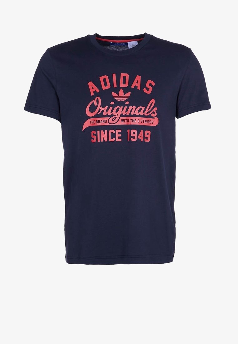 Tmavě modré bavlněné tričko s nápisem „ADIDAS Originals“ červenou barvou, s vintage fontem a logem tří pruhů na hrudi.