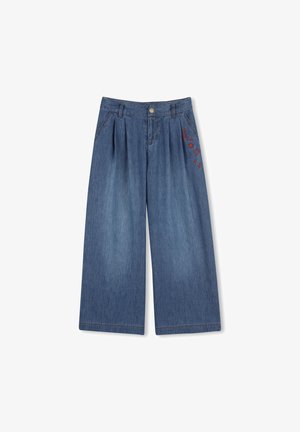 Culottes en denim bleu moyen à jambes larges avec fermeture par bouton. Ornées d'une broderie décorative rouge représentant des étoiles et un croissant de lune sur le devant.