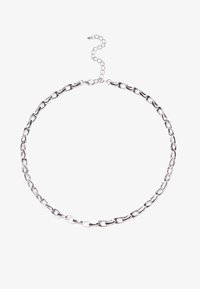 Silverfärgad kedjehalsband med ovala länkar, utrustad med ett kräftklo och justerbar kedjedel för längdvariation. Slät, metallisk textur.