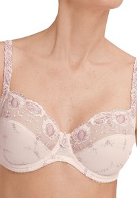Reggiseno in rete trasparente di un morbido colore rosa, decorato con ricami floreali in lilla, spalline in pizzo decorative e chiusura a gancio.