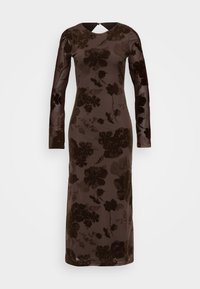 Μακρυμάνικο, μακρύ φόρεμα μέχρι το πάτωμα σε σκούρο καφέ χρώμα με βελούδινο λουλουδάτο σχέδιο. Διαθέτει στρογγυλή λαιμόκοψη και λεπτομέρεια στο πίσω μέρος με άνοιγμα.