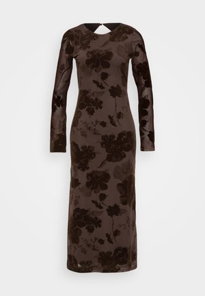 Šaty s dlhým rukávom až po zem v tmavohnedej farbe s kvetinovým zamatovým vzorom. Majú okrúhly výstrih a detail v podobe rozparku na chrbte.