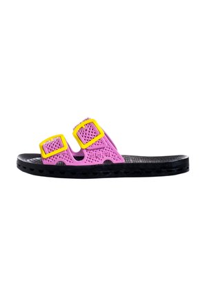 Sandalo con suola nera, cinturini rosa perforati e due grandi fibbie gialle su sfondo bianco.