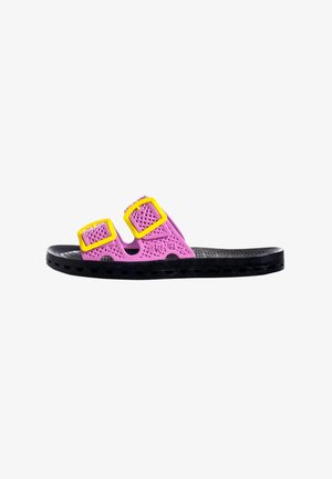 Sandalo con suola nera, cinturini rosa perforati e due grandi fibbie gialle su sfondo bianco.