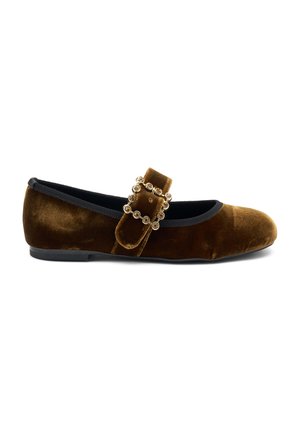 Ballerine in velluto marrone con una finitura elastica nera e un dettaglio di fibbia decorata con accenti circolari. Design della suola piatta.