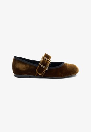 Ballerine in velluto marrone con una finitura elastica nera e un dettaglio di fibbia decorata con accenti circolari. Design della suola piatta.