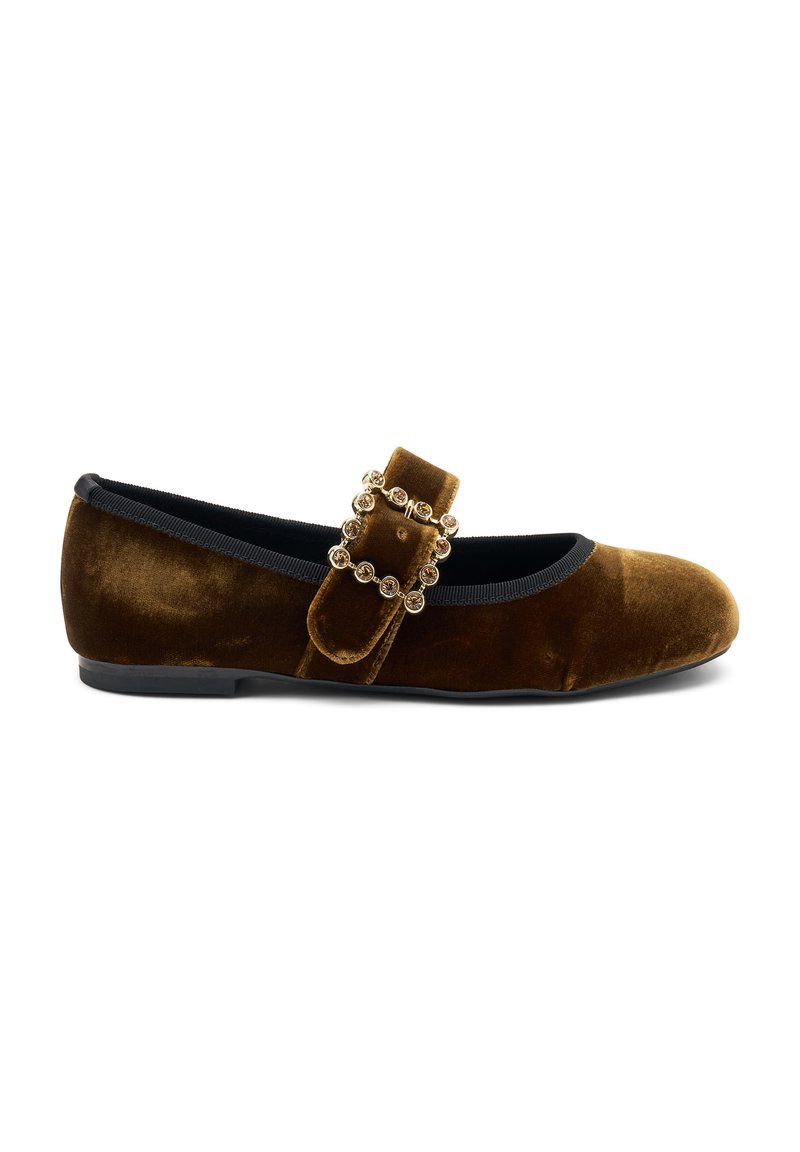 Ballerine in velluto marrone con una finitura elastica nera e un dettaglio di fibbia decorata con accenti circolari. Design della suola piatta.
