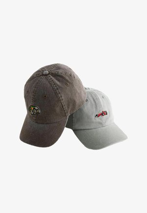 Deux casquettes de baseball, une marron avec un petit véhicule tout-terrain brodé, l'autre grise avec une petite voiture de course rouge brodée, isolées sur fond blanc.