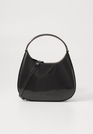 Borsa a mano in pelle verniciata nera con silhouette curva, manico corto e tracolla staccabile. Texture liscia e lucida.