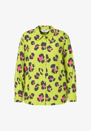 Grüne Bluse mit einem Leopardenmuster in Schwarz und Pink, mit Knopfleiste, Kragen und langen Ärmeln. Glatte Textur.