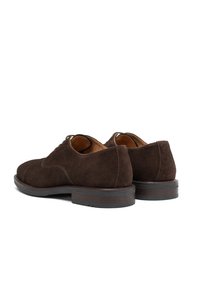 Braune Wildlederschuhe mit abgerundetem Zehenbereich, Schnürdesign und herausgenähter Gummisohle. Glatte Textur und sichtbare minimalistische Nähte.