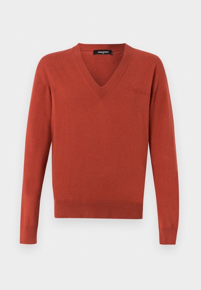 Pull col V couleur rouille avec manches longues, poignets et ourlet côtelés, et nom de la marque discrètement brodé sur la poitrine.