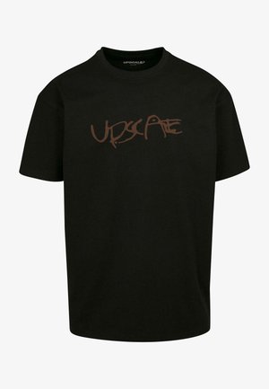 Must musta T-särk, mis on valmistatud puuvillast, esiküljel on pruun trükitud logo "UPDSCAPE" graffitistiilis. Lühikesed varrukad, ümar kaelus.