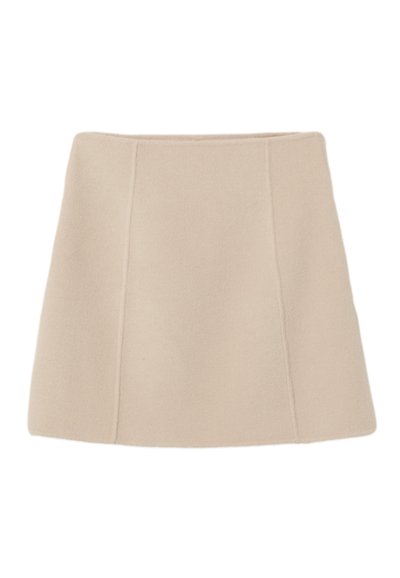 Falda de lana beige con silueta acampanada y costuras verticales. Textura suave y diseño minimalista, adecuada para diversas ocasiones informales.