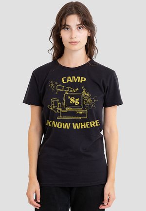 STRANGER THINGS CAMP KNOW WHERE - Print T-shirt - black