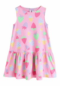 Vestido sin mangas de color rosa con falda fruncida, decorado con patrones coloridos de fresas y una sutil textura acanalada. El cierre trasero presenta un diseño de ojo de cerradura.