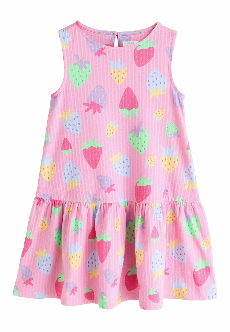 Vestido sin mangas de color rosa con falda fruncida, decorado con patrones coloridos de fresas y una sutil textura acanalada. El cierre trasero presenta un diseño de ojo de cerradura.